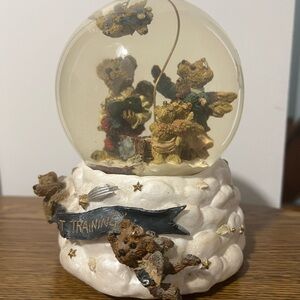 Charming musical Boyd’s Bear “Flight training” Snow Globe